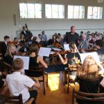 Jugendorchester während eines Konzertes mit Dirigent