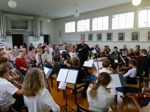 Das Kinder- und Jugendorchester beim Auftritt im Gemeinderaum der St.-Johannis-Gemeinde