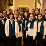 Gruppenbild des Chores des Collegium Musicum der TU BAF, 15 Frauen und Männer