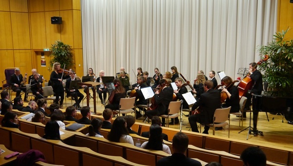 Das Kinder- und Jugendorchester wurde hier unterstützt von Musikern des Sinfonieorchesters