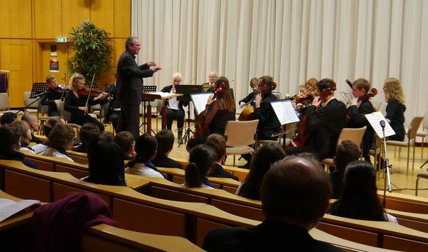 Das Kinder- und Jugendorchester eröffnet für gewöhnlich das Hochschuladventskonzert