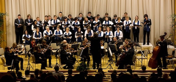 Chor und Orchester vor Publikum