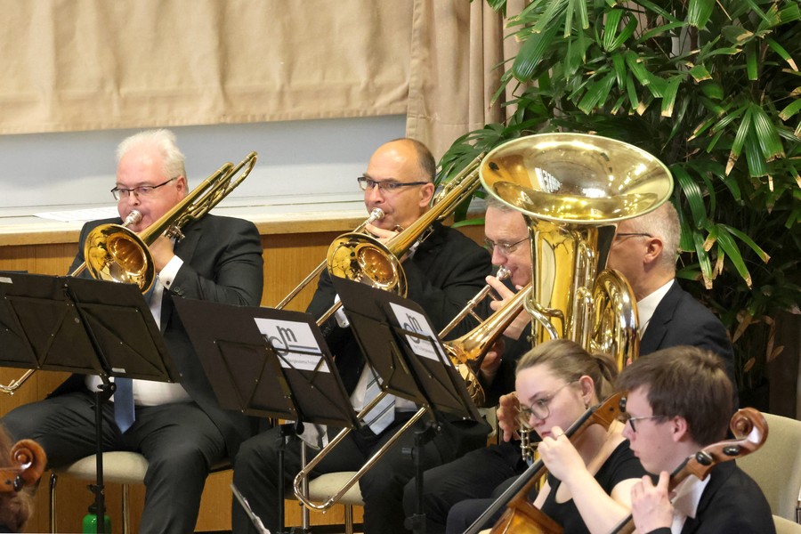 Die Blechbläser während des Sinfoniekonzertes in Aktion (beim Spiel).